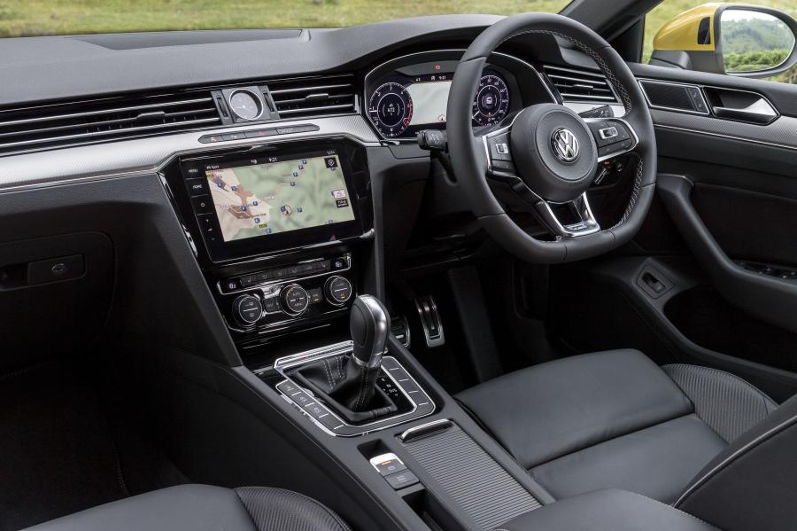 Интерьер Volkswagen Arteon 4Motion R-Line 2017 года  (UK) (фото 12 из 41)